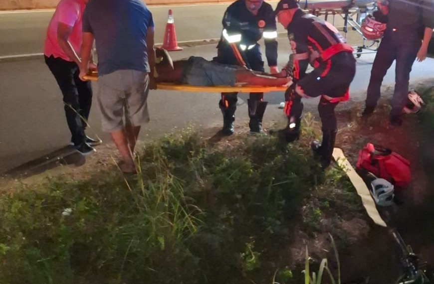MOTORISTA PROVOCA ACIDENTE, CASAL É ARREMESSADO PARA VALA E FOGE DO LOCAL NA BR-364