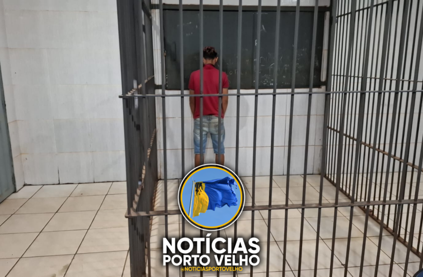um jovem de 18 anos foi preso durante uma ação da Polícia Militar em um ponto de venda de drogas localizado na Rua Cedro Rosa, esquina com a Rua dos Professores, no Centro de Candeias do Jamari.
