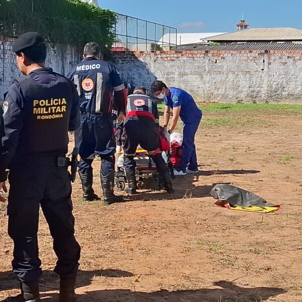 MULHER É ENCONTRADA AMARRADA E GRAVEMENTE FERIDA EM TERRENO BALDIO NA ZONA LESTE DE PORTO VELHO
