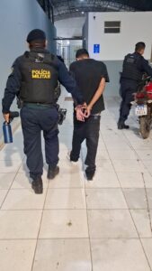 ADOLESCENTES FOGEM DA PM, FURAM BLOQUEIOS E ACABAM&hellip;