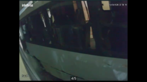 ÔNIBUS BATE CONTRA MURO DE RESIDÊNCIA NO CENTRO&hellip;