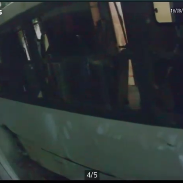 ÔNIBUS BATE CONTRA MURO DE RESIDÊNCIA NO CENTRO DE PORTO VELHO