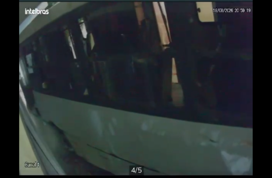 ÔNIBUS BATE CONTRA MURO DE RESIDÊNCIA NO CENTRO DE PORTO VELHO