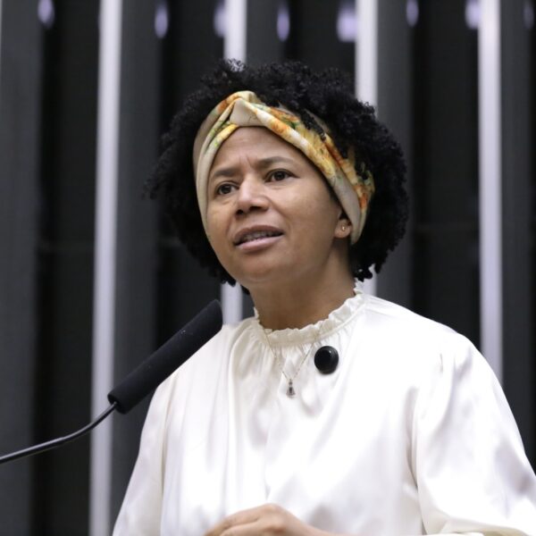 Ofensas racistas contra Sílvia Cristina em grupos de WhatsApp terminam em condenação de R$ 25 mil