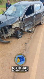 KWID CAPOTA APÓS BATIDA COM CARRETA NA ESTRADA&hellip;