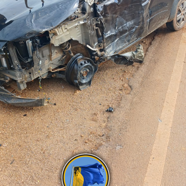 KWID CAPOTA APÓS BATIDA COM CARRETA NA ESTRADA DA PENAL, EM PORTO VELHO