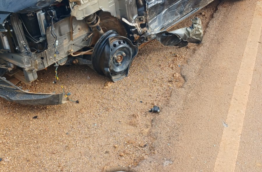 KWID CAPOTA APÓS BATIDA COM CARRETA NA ESTRADA DA PENAL, EM PORTO VELHO