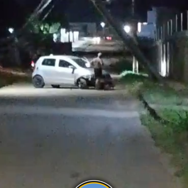 MOTORISTA PERDE O CONTROLE DE VOLKSWAGEN FOX E DESTRÓI POSTE NA ZONA LESTE DE PORTO VELHO