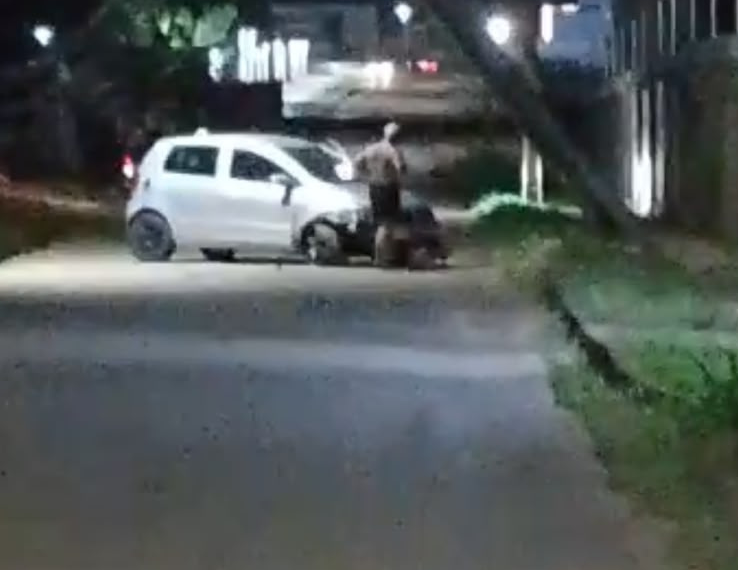 MOTORISTA PERDE O CONTROLE DE VOLKSWAGEN FOX E DESTRÓI POSTE NA ZONA LESTE DE PORTO VELHO