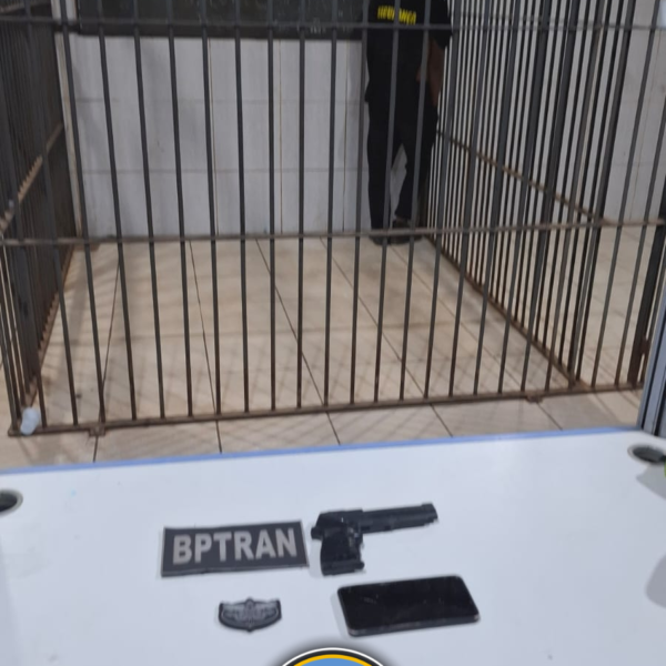 EQUIPE DO CAVALO DE AÇO DO BATALHÃO DE TRÂNSITO PRENDE SUSPEITO COM CELULAR ROUBADO E SIMULACRO DE ARMA