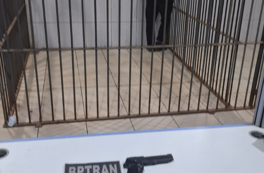 EQUIPE DO CAVALO DE AÇO DO BATALHÃO DE TRÂNSITO PRENDE SUSPEITO COM CELULAR ROUBADO E SIMULACRO DE ARMA