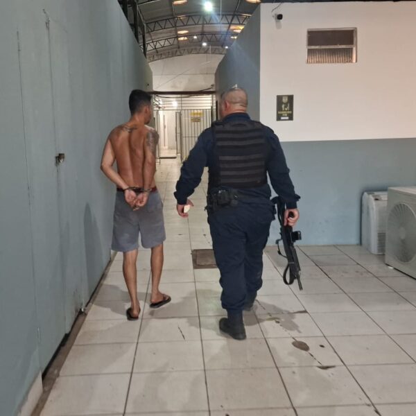 HOMEM É PRESO APÓS AGREDIR ESPOSA, DANIFICAR CASA E RESISTIR À ABORDAGEM POLICIAL