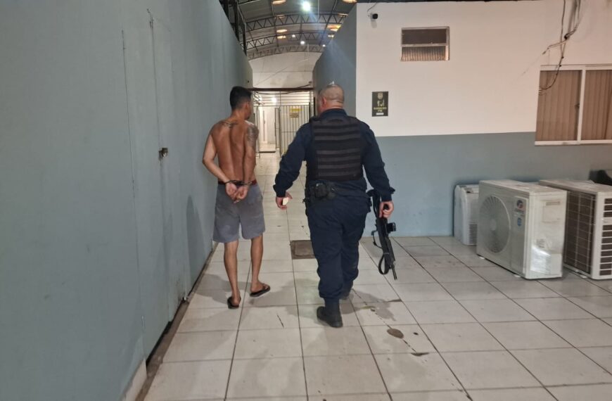 HOMEM É PRESO APÓS AGREDIR ESPOSA, DANIFICAR CASA E RESISTIR À ABORDAGEM POLICIAL