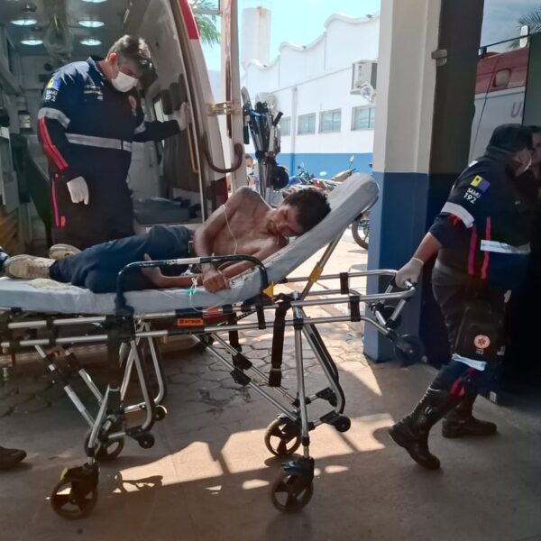 HOMEM É ESPANCADO A PAULADAS E ESFAQUEADO APÓS TENTATIVA DE ROUBO EM PORTO VELHO