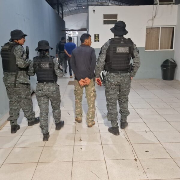 BPCHOQUE PRENDE DOIS HOMENS E APREENDE ARMAS E MUNIÇÕES DURANTE OPERAÇÃO EM NOVA MUTUM