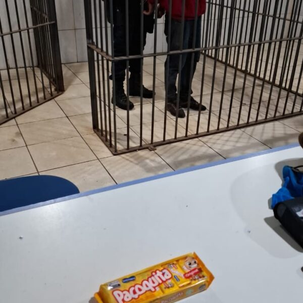 HOMEM DE 42 ANOS É PRESO EM FLAGRANTE APÓS FURTAR PACOTE DE PAÇOQUITA EM SUPERMERCADO