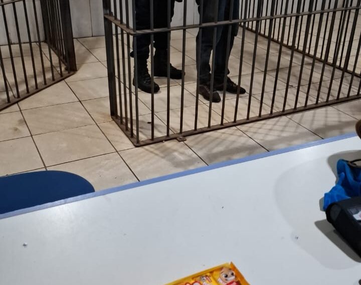 HOMEM DE 42 ANOS É PRESO EM FLAGRANTE APÓS FURTAR PACOTE DE PAÇOQUITA EM SUPERMERCADO