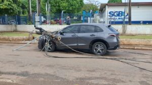 POSTE CAI SOBRE CARRO ENQUANTO MOTORISTA AGUARDAVA SEMÁFORO&hellip;