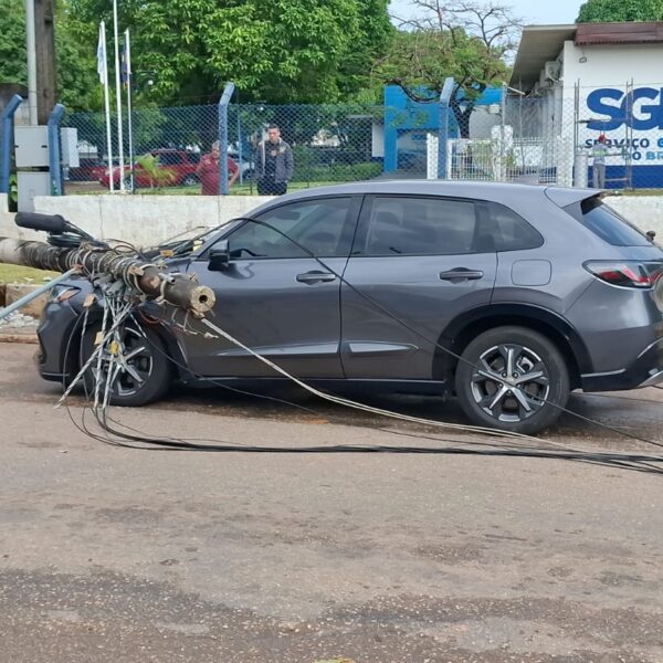 POSTE CAI SOBRE CARRO ENQUANTO MOTORISTA AGUARDAVA SEMÁFORO EM PORTO VELHO