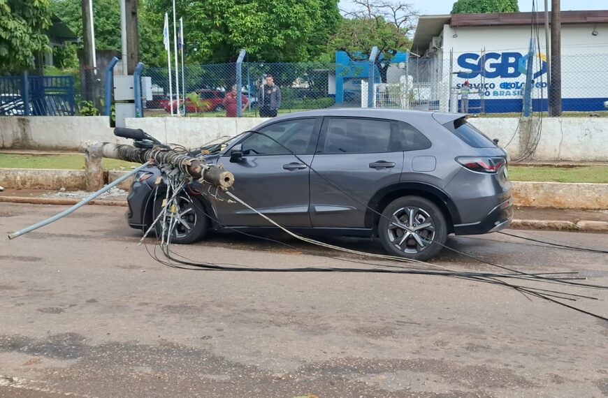 POSTE CAI SOBRE CARRO ENQUANTO MOTORISTA AGUARDAVA SEMÁFORO EM PORTO VELHO