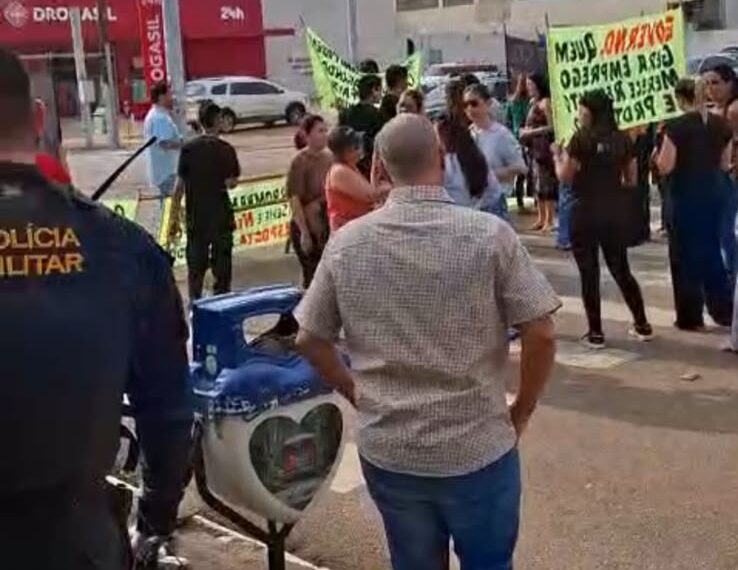 Vídeo: Comerciantes fecham trecho da Avenida Carlos Gomes em protesto contra onda de furtos e arrombamentos em Porto Velho