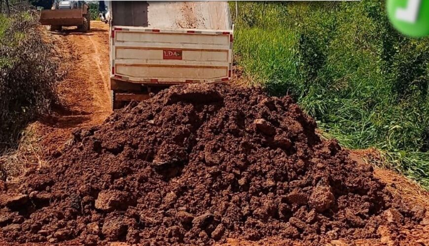 Linha 2 do Setor Samaúma recebe patrolamento e encascalhamento após solicitação do vereador Adriano Gomes