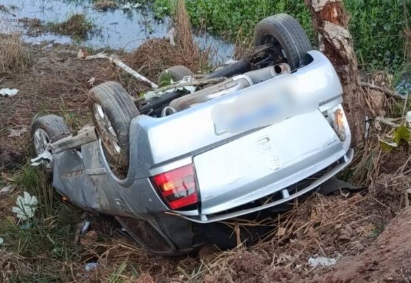 Motorista capota carro na BR-364 e foge a pé após acidente em Rondônia