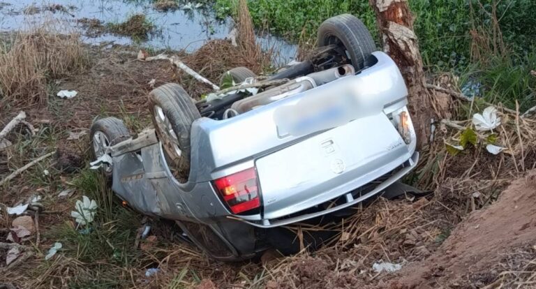 Motorista capota carro na BR-364 e foge a pé após acidente em Rondônia