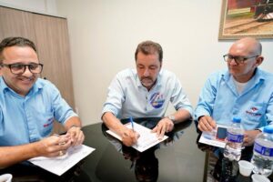 Hildon assina pacto com profissionais da saúde 