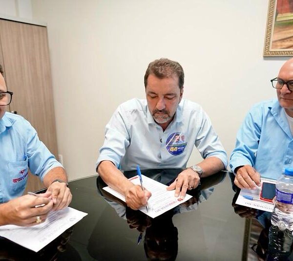 Hildon assina pacto com profissionais da saúde 