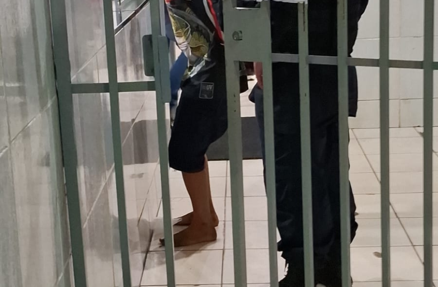 SUSPEITO DE ROUBO É ESPANCADO POR POPULARES E DETIDO POR POLICIAL PENAL
