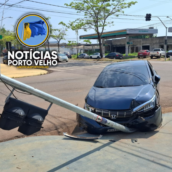 BYD ATINGE HONDA CITY E CARRO DERRUBA ESTRUTURA DE SEMÁFORO EM PORTO VELHO