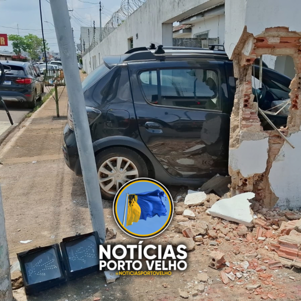 GRAVÍSSIMO ACIDENTE: SANDERO AVANÇA SINAL, ATINGE KWID E DERRUBA PORTÃO DA VILA MILITAR EM PORTO VELHO