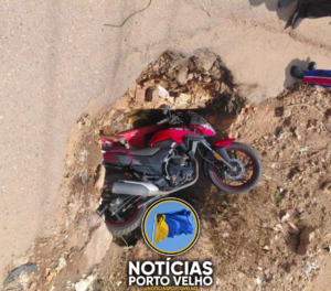 PERIGO NA VIA: MOTOCICLISTA CAI DENTRO DE BUEIRO&hellip;