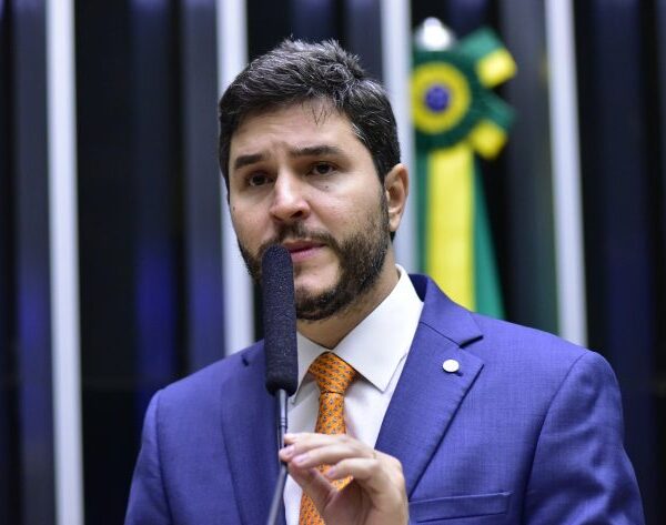 Maurício Carvalho defende investigação sobre Moraes e afirma que ninguém está acima da lei