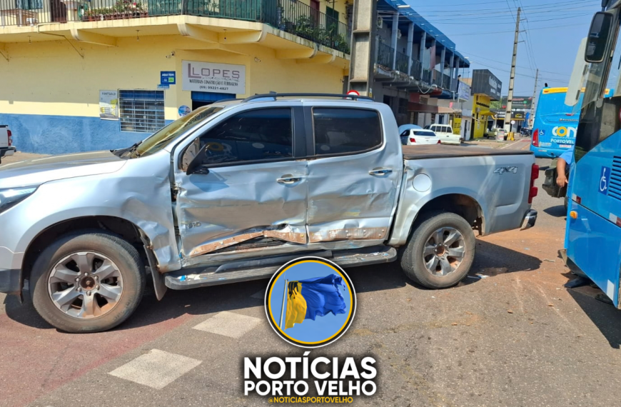 Colisão entre ônibus e S10 deixa veículos danificados no Nova Porto Velho