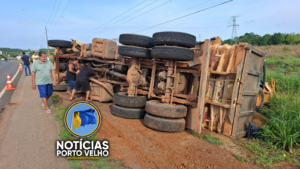 Caminhão carregado de areia tomba na BR-364 após&hellip;