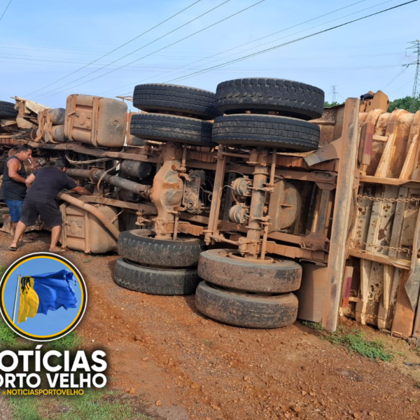 Caminhão carregado de areia tomba na BR-364 após manobra para evitar colisão; motorista fica ferido