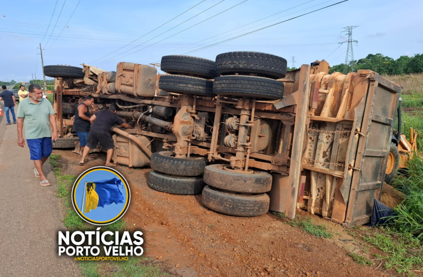 Caminhão carregado de areia tomba na BR-364 após manobra para evitar colisão; motorista fica ferido